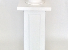 Colonna di supporto in legno bianco
